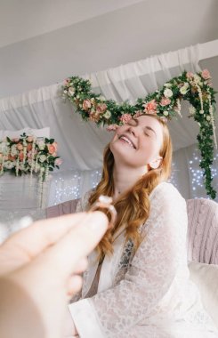 Adam kadına yüzüğü vermek