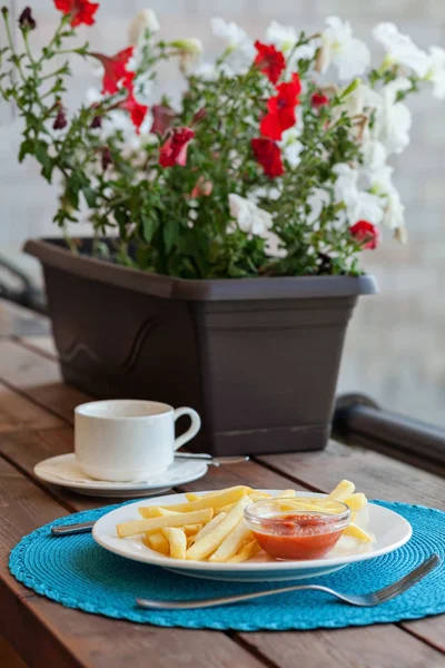 Leckere Pommes mit Ketchup — Stockfoto
