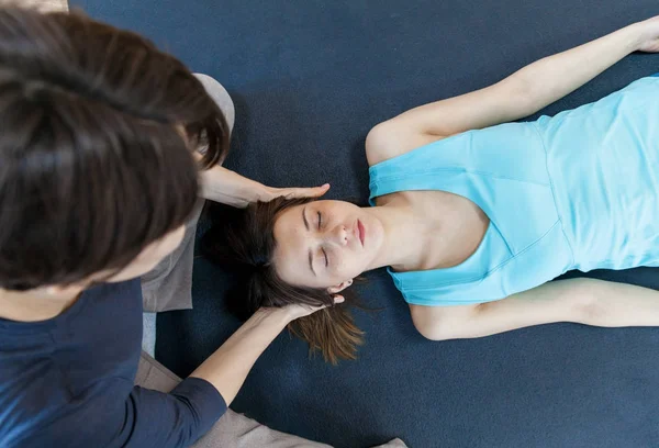 Mujer de las cosechas que conduce psicoterapia con contacto corporal —  Fotos de Stock