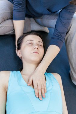 Fiziksel temas ile özel terapi yapıyor antrenörü