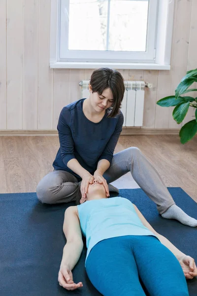 Mulher praticando psicoterapia especial com treinador — Fotografia de Stock