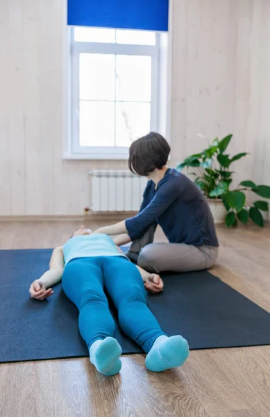 Mulher praticando psicoterapia especial com treinador — Fotografia de Stock