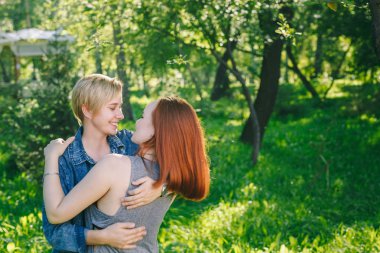 Alternatif çift hugs ve gülüyor