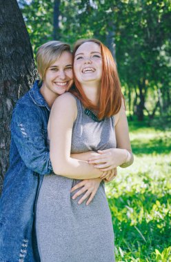 Alternatif çift hugs ve gülüyor