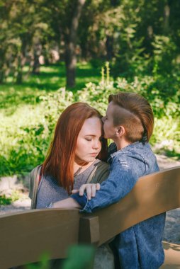 Öpüşmek için alternatif çift olduğunu