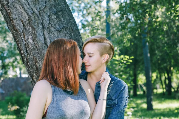 O casal alternativo está prestes a beijar — Fotografia de Stock