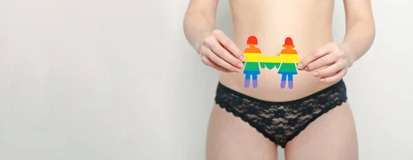 Женщина в черном нижнем белье с символом lgbt, эмблемой гея — стоковое фото