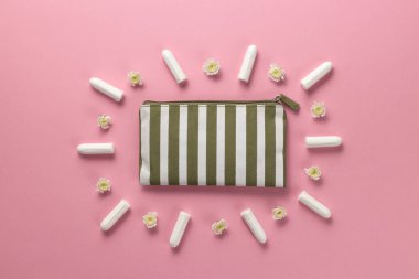 Tamponlar, pembe arka planda kadın hijyenik pedleri. Kritik günlerde hijyenik bakım. Adet döngüsü. Kadın sağlığıyla ilgilenmek. Aylık koruma. Düz konum, üst görünüm, kopyalama alanı.