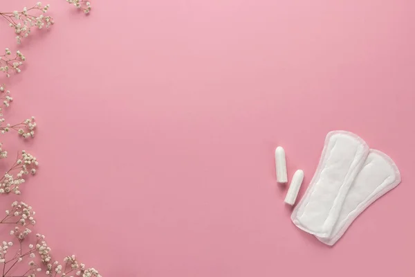 Tampons, vrouwelijke maandverband op een roze achtergrond. Hygiënische zorg op kritieke dagen. menstruatiecyclus. Zorgen voor de gezondheid van vrouwen. Maandelijkse bescherming. Vlakke lay, bovenaanzicht, kopieerruimte. — Stockfoto