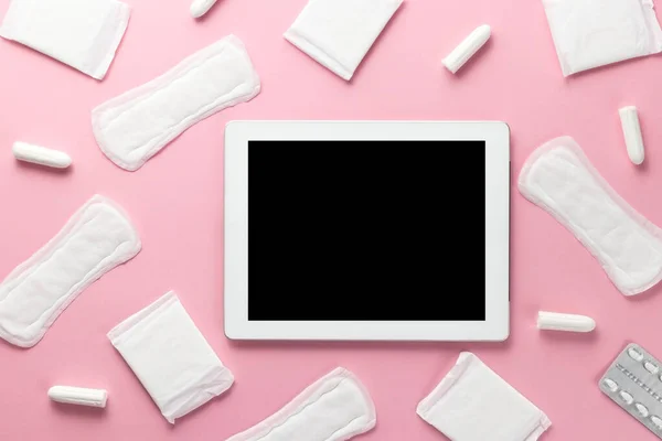 Tampons, vrouwelijke maandverband en gadget op een roze achtergrond. Hygiënische zorg op kritieke dagen. menstruatiecyclus. Zorgen voor de gezondheid van vrouwen. Maandelijkse bescherming. Vlakke lay, bovenaanzicht, kopieerruimte — Stockfoto
