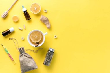 Hastalık konsepti. Bileşik alternatif tıp. Sarı arka planda bitkisel çay, zencefil ve limon. Düz yatıyordu. Yukarıdan bak. Boşluğu kopyala