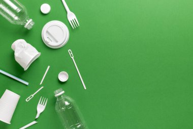 Plastik atık kirliliğinin bileşimi. Sıralama ve geri dönüşüm. Tek kullanımlık ambalaj. Ekolojik kavram. Düz konum, üst görünüm, kopyalama alanı.