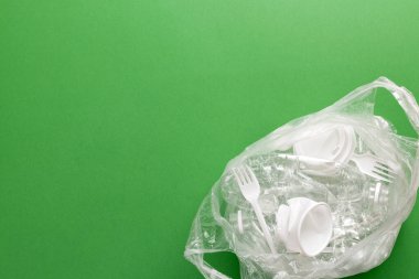 Plastik atık kirliliğinin bileşimi. Sıralama ve geri dönüşüm. Tek kullanımlık ambalaj. Ekolojik kavram. Düz konum, üst görünüm, kopyalama alanı.