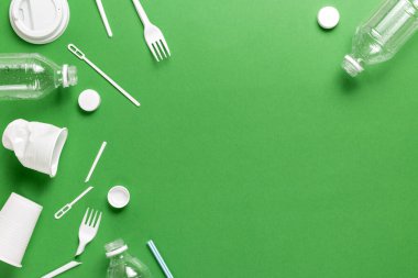 Plastik atık kirliliğinin bileşimi. Sıralama ve geri dönüşüm. Tek kullanımlık ambalaj. Ekolojik kavram. Düz konum, üst görünüm, kopyalama alanı.