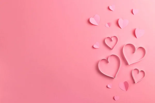 Composición para el día de San Valentín 14 de febrero. Delicado fondo rosa y corazones rosas cortados de papel. Tarjeta de felicitación. Plano, vista superior, espacio para copiar. —  Fotos de Stock