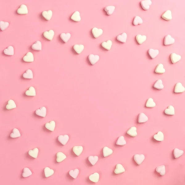 Composição para Dia dos Namorados 14 de fevereiro. Fundo rosa delicado e marshmallows amarelo e rosa dispostos na forma de um coração. Cartão de felicitações. Flat lay, vista superior, espaço de cópia . — Fotografia de Stock