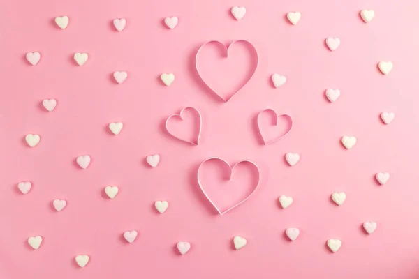 Composição para Dia dos Namorados 14 de fevereiro. Fundo rosa delicado e um coração cortado de papel. Marshmallows amarelo e rosa em forma de coração. Cartão de felicitações. Flat lay, vista superior, espaço de cópia — Fotografia de Stock