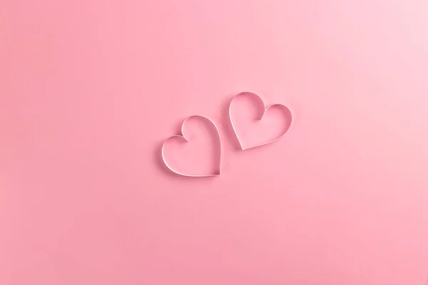 Composição para Dia dos Namorados 14 de fevereiro. Fundo rosa delicado e corações rosa cortados de papel. Cartão de felicitações. Flat lay, vista superior, espaço de cópia. — Fotografia de Stock