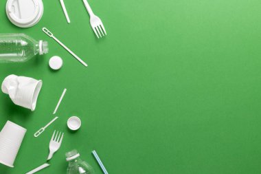 Plastik atık kirliliğinin bileşimi. Sıralama ve geri dönüşüm. Tek kullanımlık ambalaj. Ekolojik kavram. Düz konum, üst görünüm, kopyalama alanı.