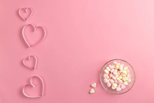 Composição para Dia dos Namorados 14 de fevereiro. Fundo rosa delicado e um coração cortado de papel. marshmallows em forma de coração rosa em uma chapa. Cartão de felicitações. Flat lay, vista superior, espaço de cópia . — Fotografia de Stock