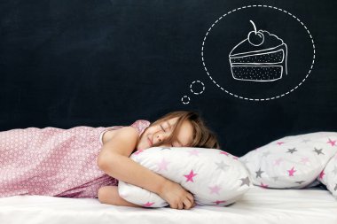 Anaokulu çağındaki sevimli küçük kız yıldızlı bir yastıkta uyuyor. Uyku vakti. Mutlu bir çocukluk. Bir çocuğun hayallerini çizmek: çocuk oyuncağı. Şekerler. Boşluğu kopyala