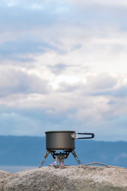 Sıcak yemek ve temiz havada çay hazırlamak için turist taşınabilir gaz ocağı. Genellikle kamp, yürüyüş ve diğer açık hava aktiviteleri için kullanılan taşınabilir bir soba. Boşluğu kopyala