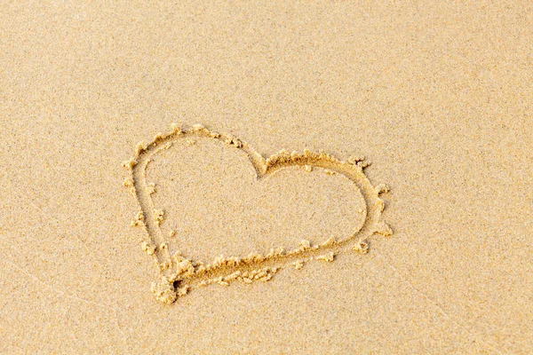San Valentino su una spiaggia soleggiata. Cuore disegnato nella sabbia, concetto di amore. Rilassatevi sulla spiaggia di sabbia. Copia spazio . — Foto Stock