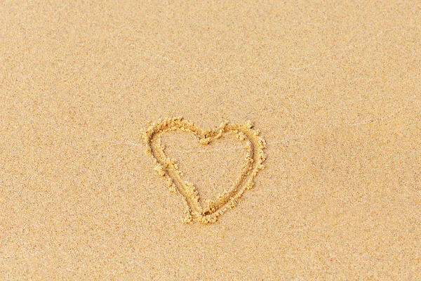 Dia dos namorados em uma praia ensolarada. Coração desenhado na areia, conceito de amor. Relaxe na praia de areia. Espaço de cópia . — Fotografia de Stock