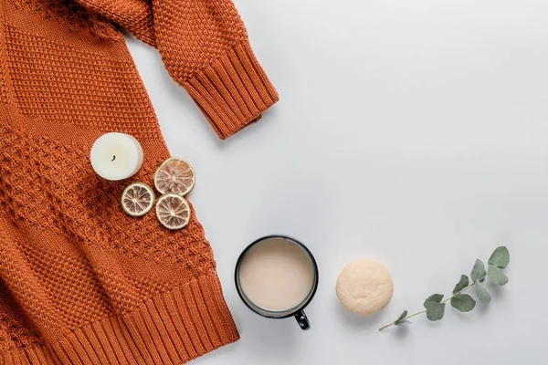 Őszi kompozíció. Egy csésze kakaó, narancssárga pulcsi és gyertyák fehér alapon. Ősz, téli koncepció. Lapos fekvés, felülnézet, másolás — Stock Fotó