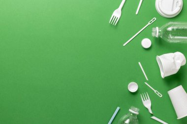 Plastik atık kirliliğinin bileşimi. Sıralama ve geri dönüşüm. Tek kullanımlık ambalaj. Ekolojik kavram. Düz konum, üst görünüm, kopyalama alanı.