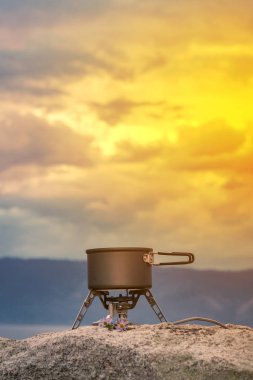 Sıcak yemek ve temiz havada çay hazırlamak için turist taşınabilir gaz ocağı. Genellikle kamp, yürüyüş ve diğer açık hava aktiviteleri için kullanılan taşınabilir bir soba. Boşluğu kopyala