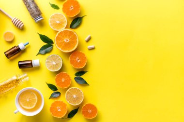 Tropikal meyveli kompozisyon. Portakal, limon, limon, sarı arka planda greyfurt. Düz görünüm kopyalama alanı yatıyordu. Beslenme Konsepti, C vitamini, Hastalık Önleme, Grip