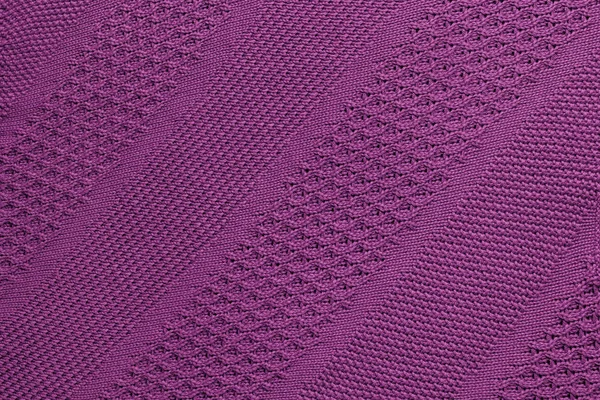 Purple knitted plaid closeup. Knitted texture with diagonal ornament. Detailed warm background made of yarn. Natural woolen fabric, fragment of a sweater for design. Copy space Top view. — Stock Photo, Image