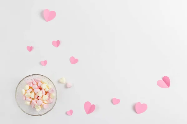 Composição para Dia dos Namorados 14 de fevereiro. Composição delicada de corações rosa feitos de papel e marshmallows em forma de coração em um fundo branco. Cartão de felicitações. Flat lay, vista superior, espaço de cópia . — Fotografia de Stock