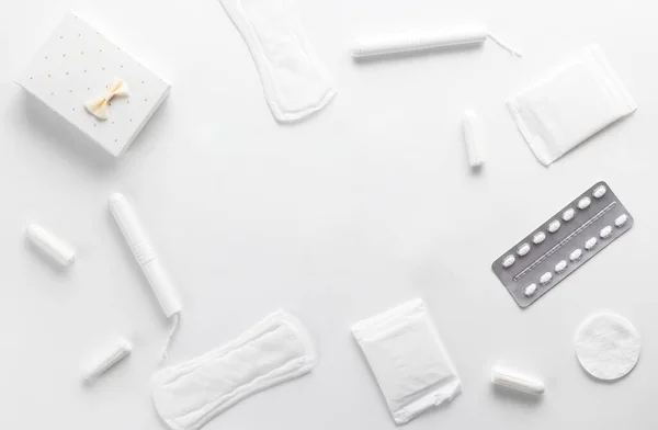 Tampons, serviettes hygiéniques féminines sur fond blanc. Soins hygiéniques les jours critiques. cycle menstruel. Prendre soin de la santé des femmes. Protection mensuelle. Pose plate, vue du dessus, espace de copie — Photo