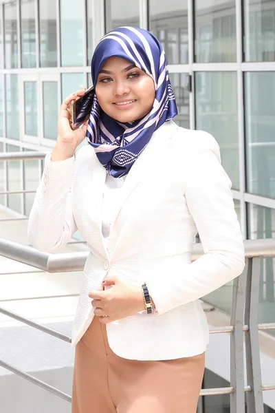 Asiática joven musulmana mujer hablando mensajes de texto teléfono inteligente cabeza bufanda —  Fotos de Stock
