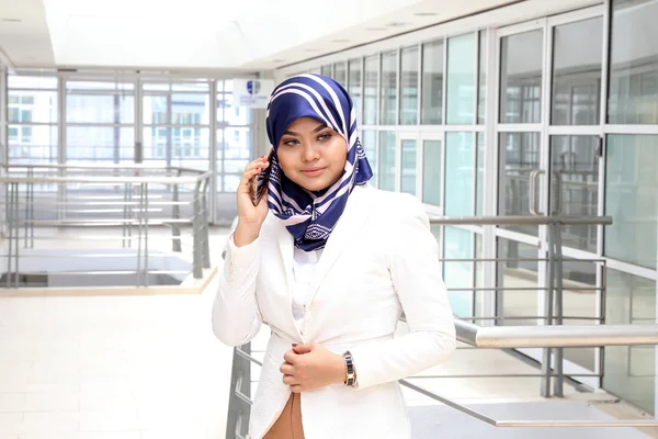 Asiática joven musulmana mujer hablando mensajes de texto teléfono inteligente cabeza bufanda —  Fotos de Stock