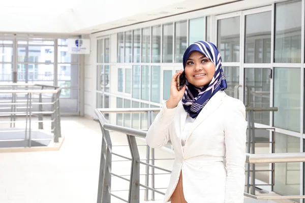 Wanita Muslim muda Asia berbicara SMS selendang kepala pintar — Stok Foto
