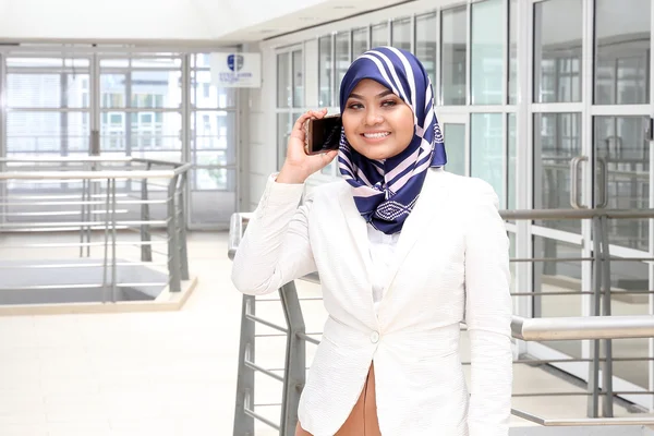 亚洲年轻穆斯林女孩子说话发短信智能手机头围巾 — 图库照片