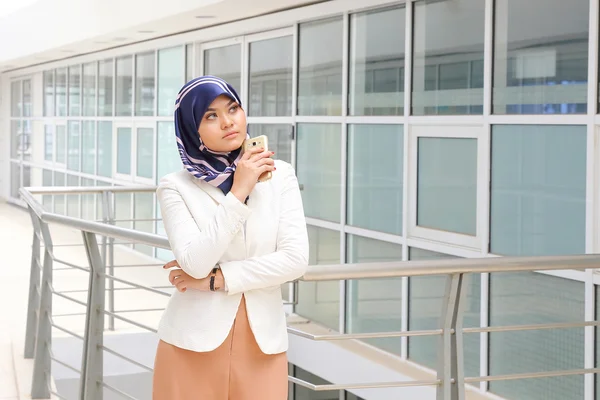 Asiatique femme musulmane foulard à la recherche pensée se demandant — Photo