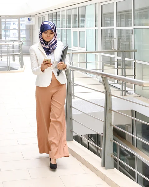 亚洲的穆斯林妇女头巾抱着笔记本电脑文件发短信拍照 — 图库照片