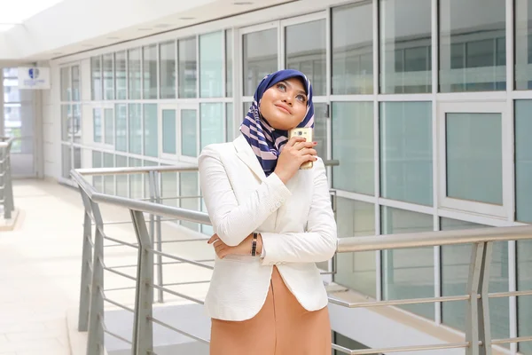 Asiática musulmana mujer headscarf buscando pensamiento preguntándose —  Fotos de Stock