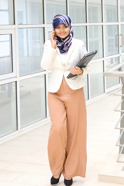 Asiática musulmana mujer headscarf holding laptop archivo hablando en smar —  Fotos de Stock
