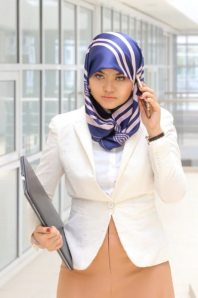 Asiatique musulman femme foulard tenue portable fichier parler sur smar — Photo