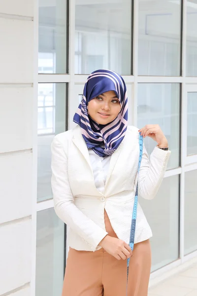 Азиатская молодая мусульманка платок измерительная лента — стоковое фото