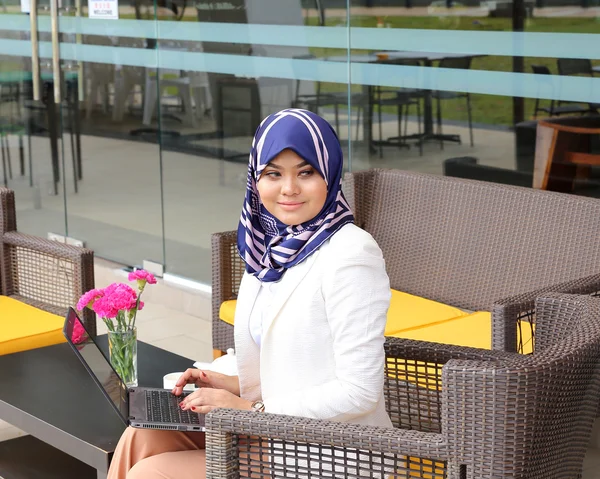 Asiática musulmana mujer pañuelo sentado al aire libre portátil sonrisa look —  Fotos de Stock