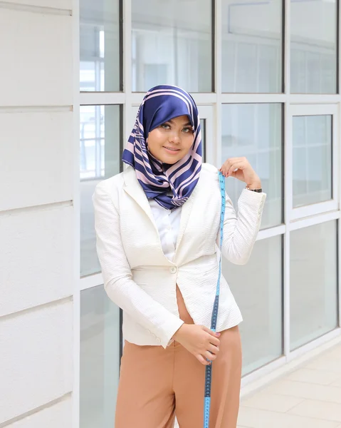 Asiática joven musulmana mujer pañuelo de la cabeza cinta métrica —  Fotos de Stock
