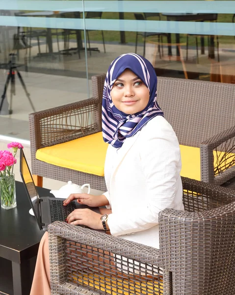 Asiática musulmana mujer pañuelo sentado al aire libre portátil mirar hacia atrás —  Fotos de Stock