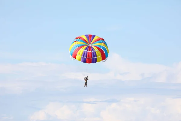 Парасейлінг парашут безкоштовно летить — стокове фото