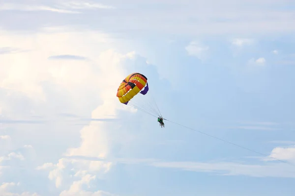 Parasailing parachute Free Flyin — Stock Photo, Image